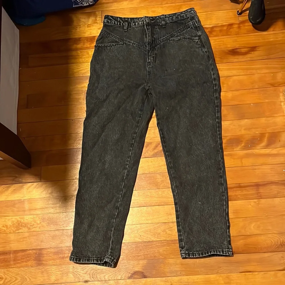 Lulus “with precision washed high rise cropped jeans” in black. - Picture 1 of 3